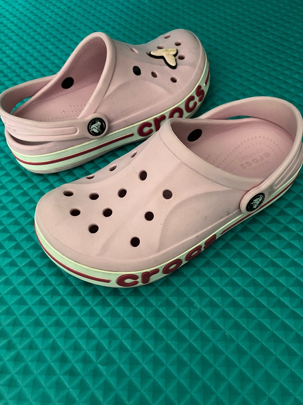 CROCS Big Girls Pink Bayaband Clogs.    | 1